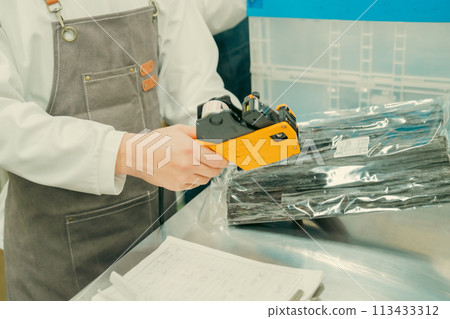 年輕人在後院做輕鬆的工作，不露面 113433312