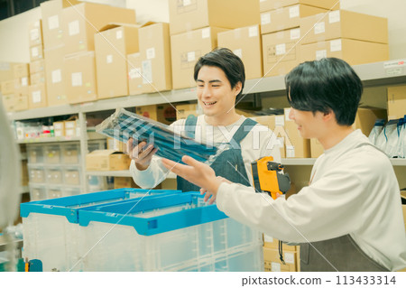 年輕人在後院做輕鬆的工作 113433314