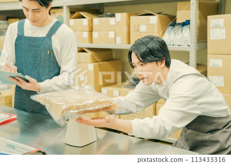 年輕人在後院做輕鬆的工作 年輕人在後院做輕鬆的工作 113433316