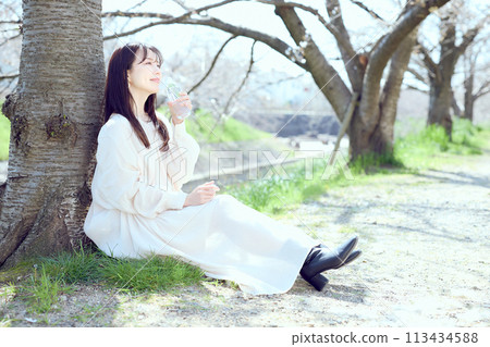 坐在櫻花下的女人 坐在櫻花下的女人 113434588