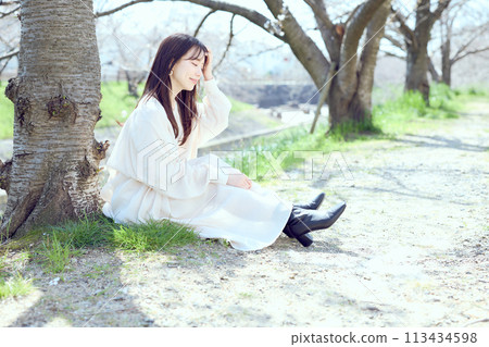 坐在櫻花下的女人 坐在櫻花下的女人 113434598