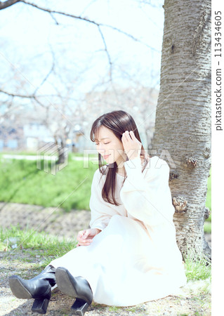 坐在櫻花下的女人 113434605