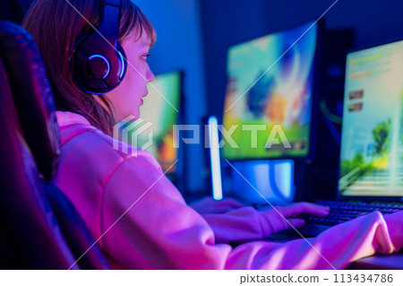 一個女人享受遊戲 113434786