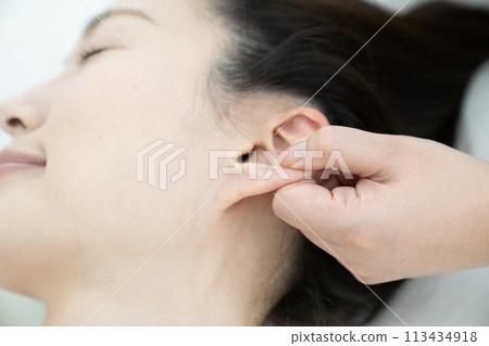 接受耳朵按摩治療的婦女 113434918