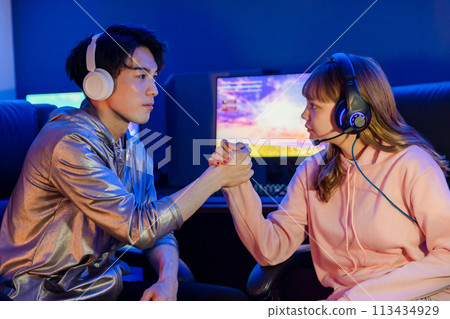 Couple enjoying the game 113434929