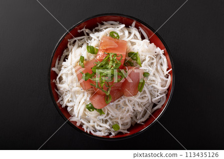 Tuna and whitebait rice bowl (Yellowfin tuna from Shizuoka Prefecture) 113435126