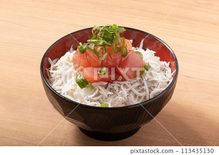 Tuna and whitebait rice bowl (Yellowfin tuna from Shizuoka Prefecture) 113435130