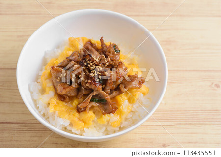 Pork and egg rice bowl 113435551
