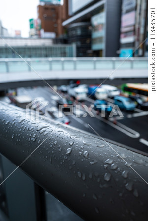 人行天橋上的雨滴 東京澀谷車站東口十字路口 2024.04 b-1 113435701