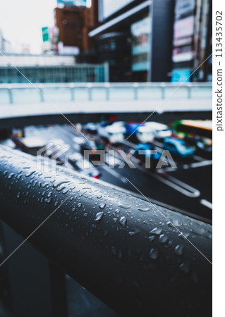 行人天橋上的雨滴 東京澀谷站東口十字路口 2024.04 b-2 高彩度霧面手感 113435702
