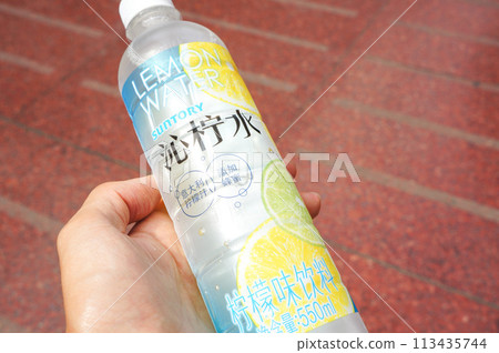 在塑料瓶中的水 在塑料瓶中的水 113435744