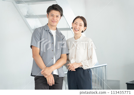 在辦公室工作的男性和女性商人 在辦公室工作的男性和女性商人 113435771