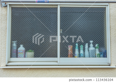 復古公寓的磨砂玻璃窗景觀 113436104