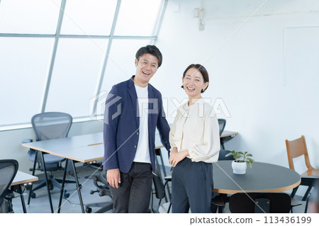 男人和女人在辦公室工作 男人和女人在辦公室工作 113436199
