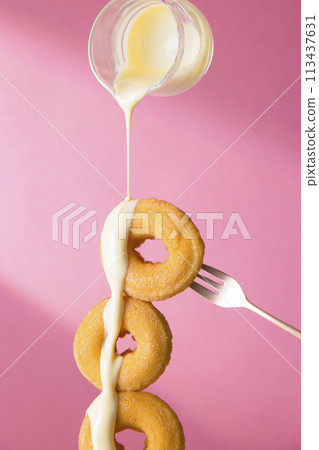 將白巧克力撒在甜甜圈上 113437631
