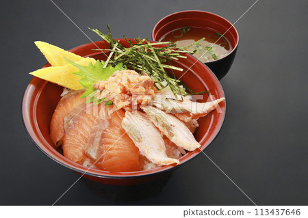 海鮮碗裡裝滿了新鮮美味的鮭魚 海鮮碗裡裝滿了新鮮美味的鮭魚 113437646