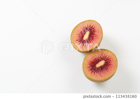 獼猴桃（寶石紅）白色背景 113438160