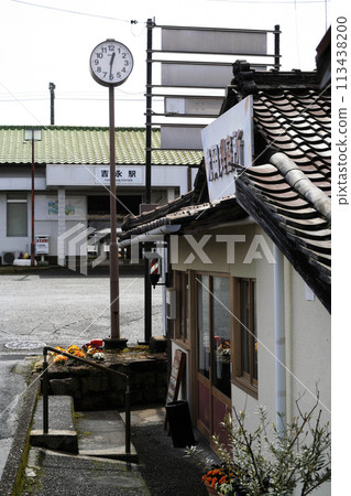 A retro barber shop in front of the station 113438200