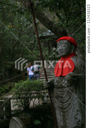 Jizo Bodhisattva and foreign tourists 113438325