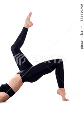 A fitness instructor demonstrates the starting position of the yoga bridge pose 113439296