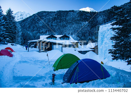 下雪的八岳明岳礦泉帳篷地方景觀 下雪的八岳明岳礦泉帳篷地方景觀 113440702