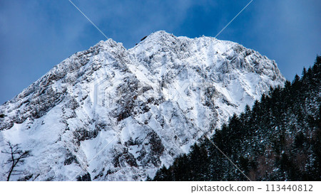 白雪皚皚的八嶽山脈，赤嶽山，從赤岳礦泉看到的景色 113440812