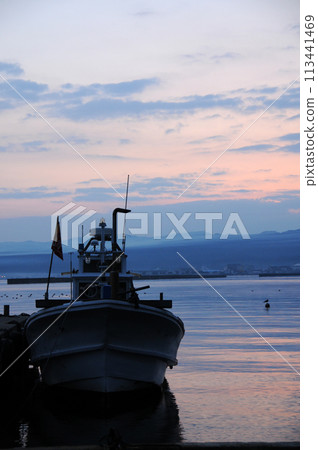 晨曦中一艘等待出港的漁船 113441469