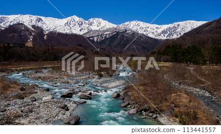 春天的白馬村、白雪皚皚的北阿爾卑斯山和白馬三山 春天的白馬村、白雪皚皚的北阿爾卑斯山和白馬三山 113441557