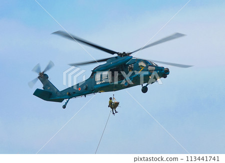 航空自衛隊救援直升機UH-60J進行救援訓練 113441741
