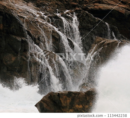 浪花從懸崖落下 浪花從懸崖落下 113442238