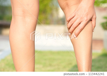 Leg muscle pain.young man and grasped his muscles. With foot pain and stretching, fatigue muscles to alleviate pain, health concepts. Leg muscle pain.young man and grasped his muscles. With foot pain and stretching, fatigue muscles to alleviate pain, health concepts. 113442241