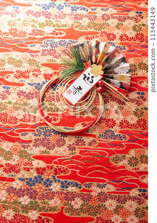 New Year's decorations and Japanese-patterned fabric 113443149