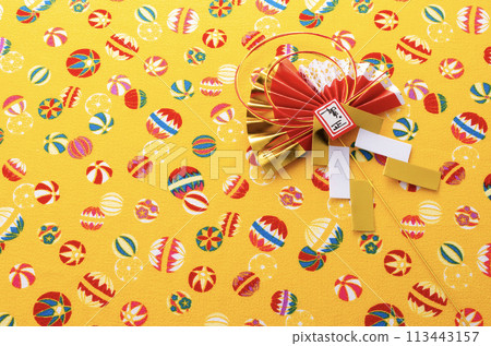 New Year's decorations and Japanese-patterned fabric 113443157