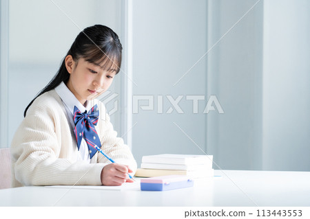 Junior high school girl to study 113443553