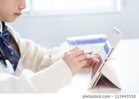 使用平板電腦學習的國中生的手 使用平板電腦學習的國中生的手 113443558