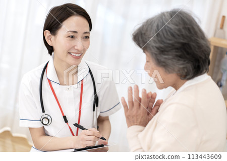 Female nurses, visiting nurses, home medical care 113443609