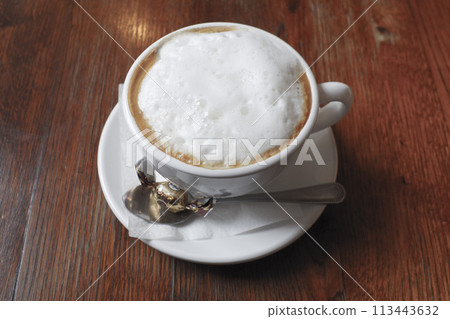 是時候喝杯牛奶咖啡休息一下了 是時候喝杯牛奶咖啡休息一下了 113443632
