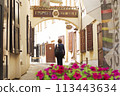 一個女人獨自走在歐洲城市 113443634