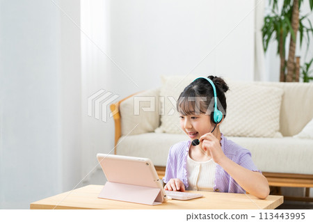 有收入的女孩學習 有收入的女孩學習 113443995