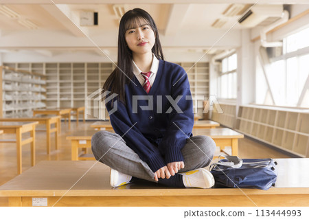 圖書館裡穿休閒褲的高中女孩多樣性 113444993