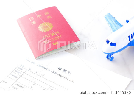 如需享有帶薪休假並出國旅行,請向您工作的公司提交休假通知。 如需享有帶薪休假並出國旅行,請向您工作的公司提交休假通知。 113445380