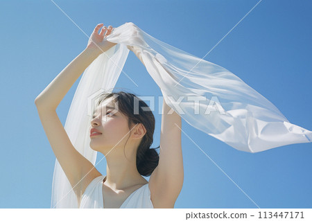 AI 產生的影像：一名年輕女子手持白布向天空站著 113447171