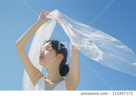AI 產生的影像：一名年輕女子手持白布向天空站著 113447173