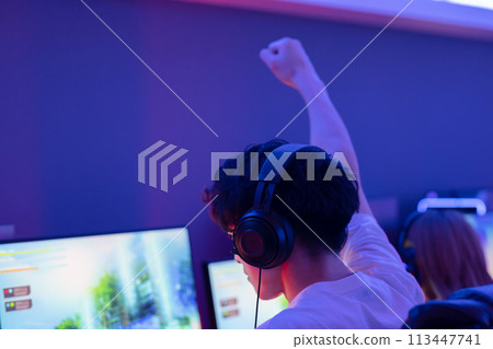 Men enjoying the game 113447741