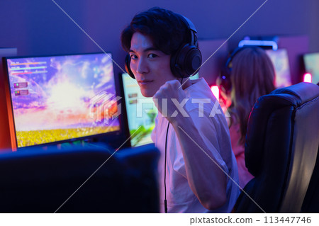 Men enjoying the game 113447746