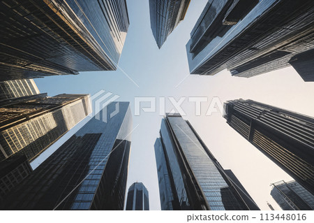 仰拍現代都市摩天大樓有幹淨明亮的天空背景 113448016