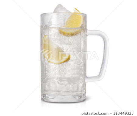 將檸檬酸或高球倒入長杯中 將檸檬酸或高球倒入長杯中 113449323