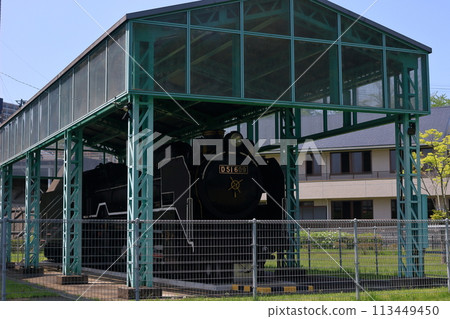 A park where a preserved D51 steam locomotive conveys railway history to the present day 113449450