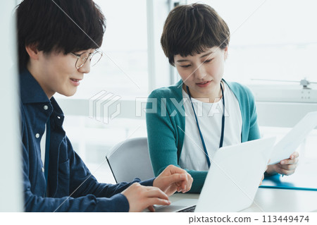 在計算機上工作的年輕男女 113449474