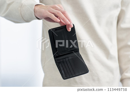 Man with a wallet with no money 113449738